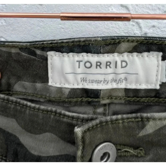 Torrid Womens Knee Length Stretch Skinny Crop Camouflage Pants Brown Sz L - Picture 10 of 13
